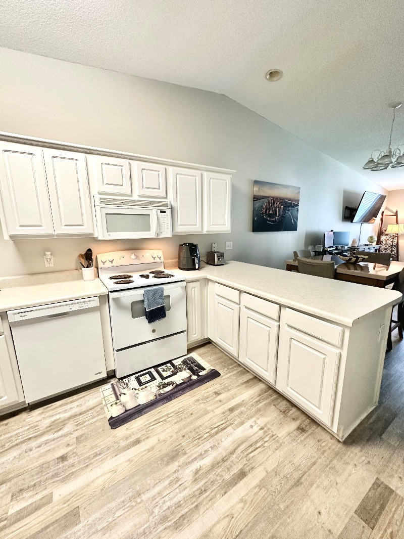 FURNISHED BEDROOM W SHARED BATHROOM IN THE HEART OF PENSACOLA - CLOSE TO HOSPITALS, UWF & PSC - IDEA - Photo 3