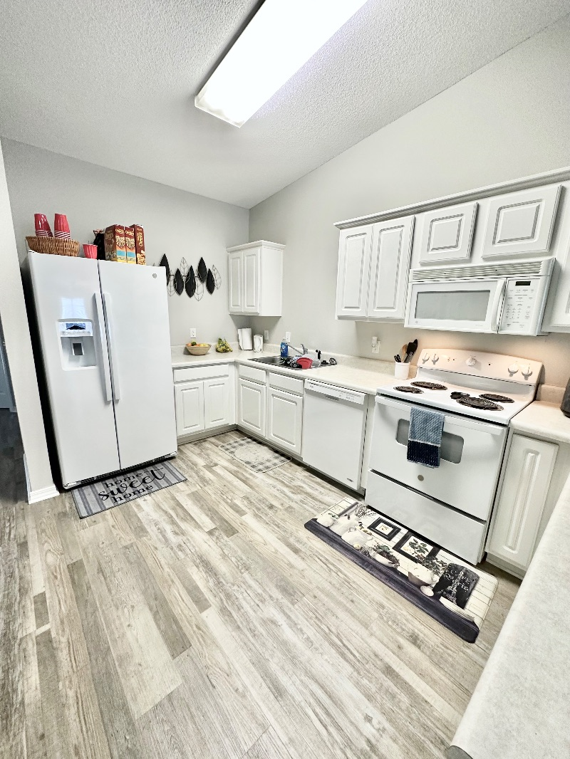 FURNISHED BEDROOM W SHARED BATHROOM IN THE HEART OF PENSACOLA - CLOSE TO HOSPITALS, UWF & PSC - IDEA - Photo 4
