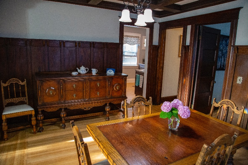 Beautiful Victorian Apatment with modern updates - Photo 7