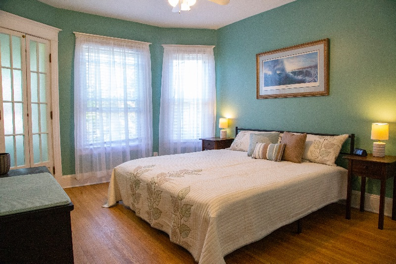 Beautiful Victorian Apatment with modern updates - Photo 11