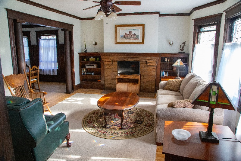 Beautiful Victorian Apatment with modern updates - Photo 4
