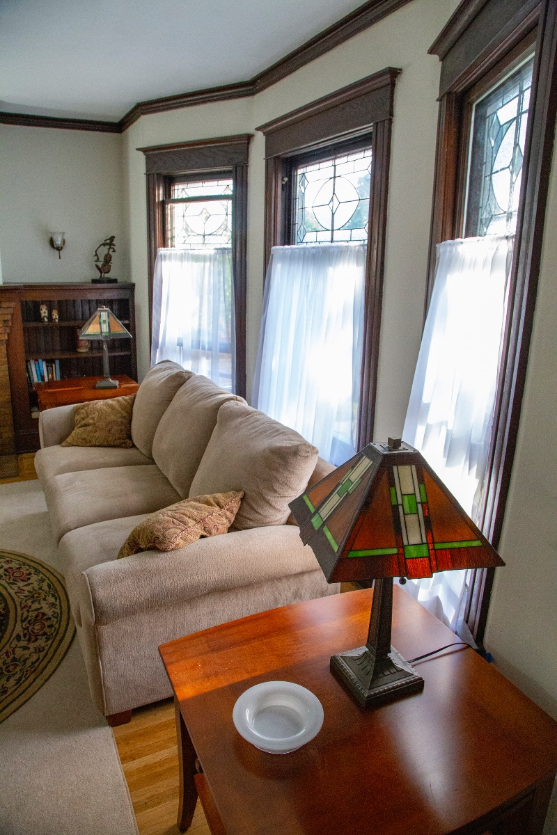 Beautiful Victorian Apatment with modern updates - Photo 3