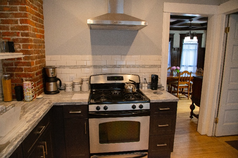 Beautiful Victorian Apatment with modern updates - Photo 9