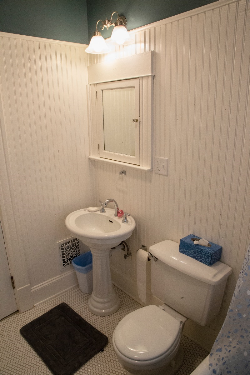 Beautiful Victorian Apatment with modern updates - Photo 10