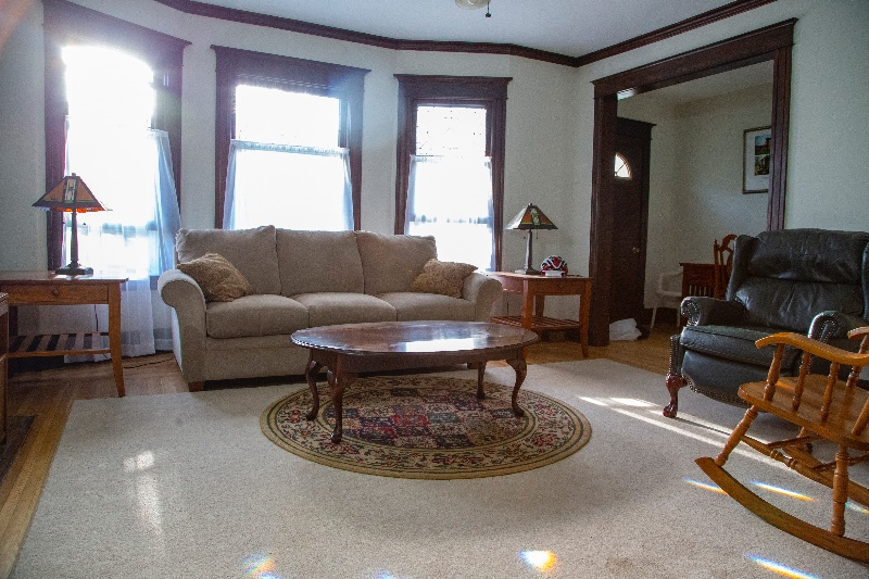 Beautiful Victorian Apatment with modern updates - Photo 6