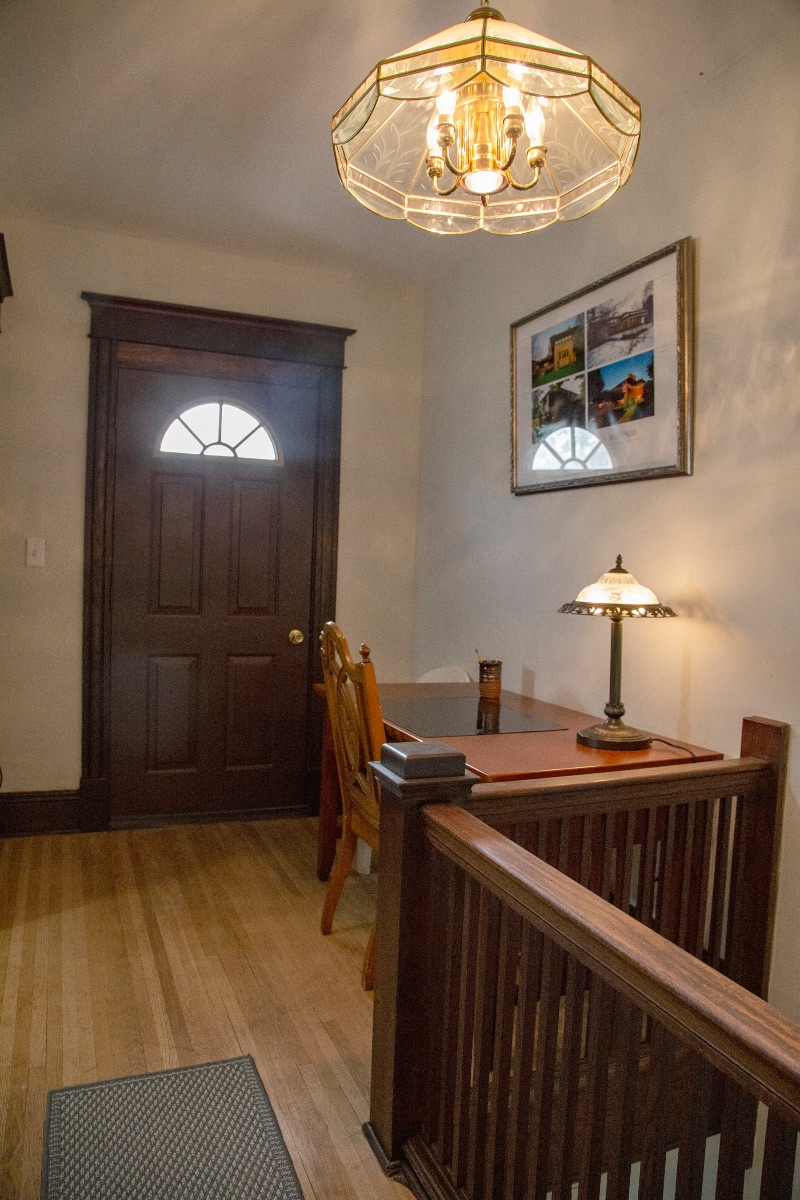 Beautiful Victorian Apatment with modern updates - Photo 1
