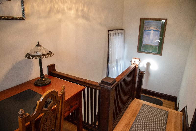 Beautiful Victorian Apatment with modern updates - Photo 2