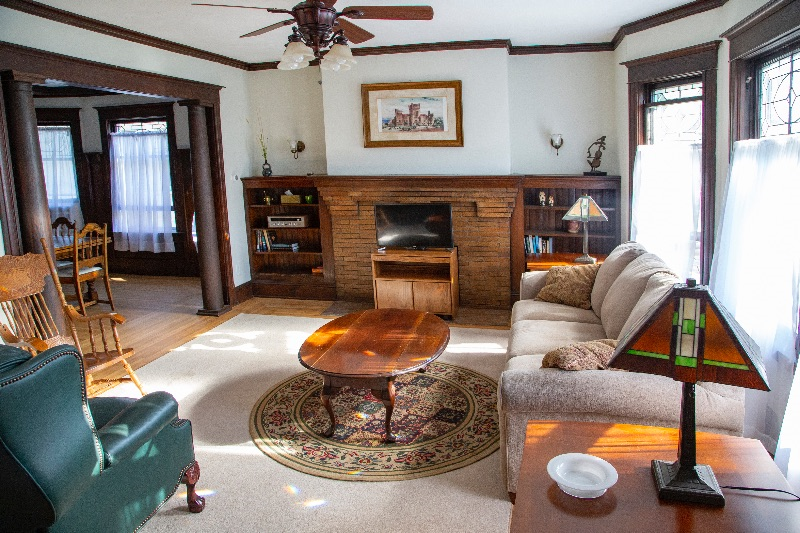 Beautiful Victorian Apatment with modern updates - Photo 5