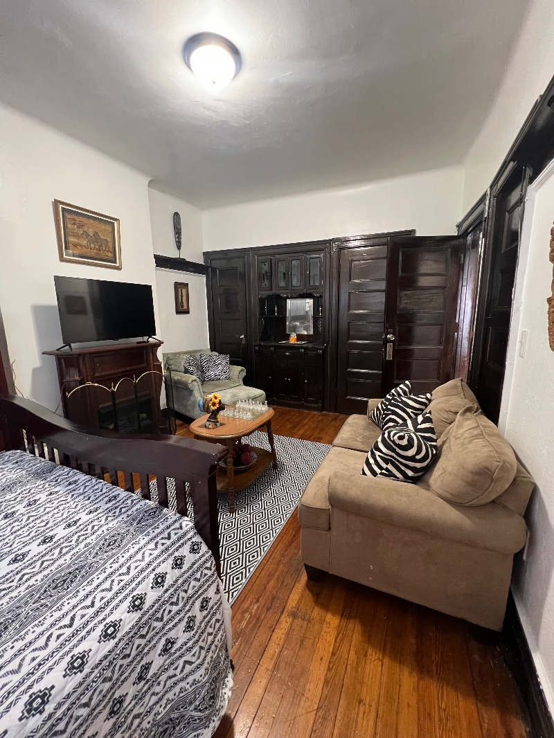 Cozy Fully Furnished Studio Apt in Crown Heights - Photo 8