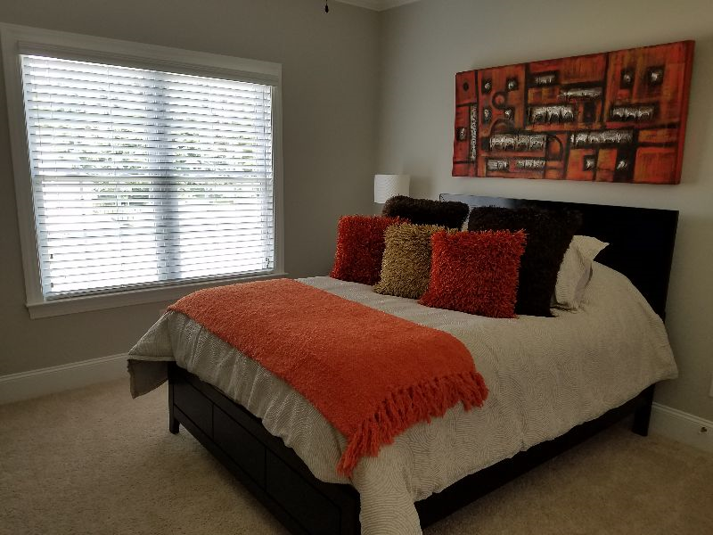 Comfortable Queen Room - Shared Bathroom - Photo 5