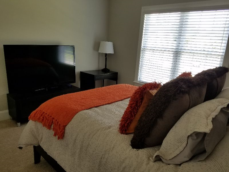 Comfortable Queen Room - Shared Bathroom - Photo 6