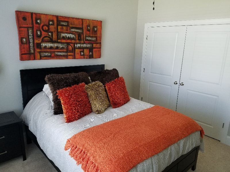 Comfortable Queen Room - Shared Bathroom - Photo 3