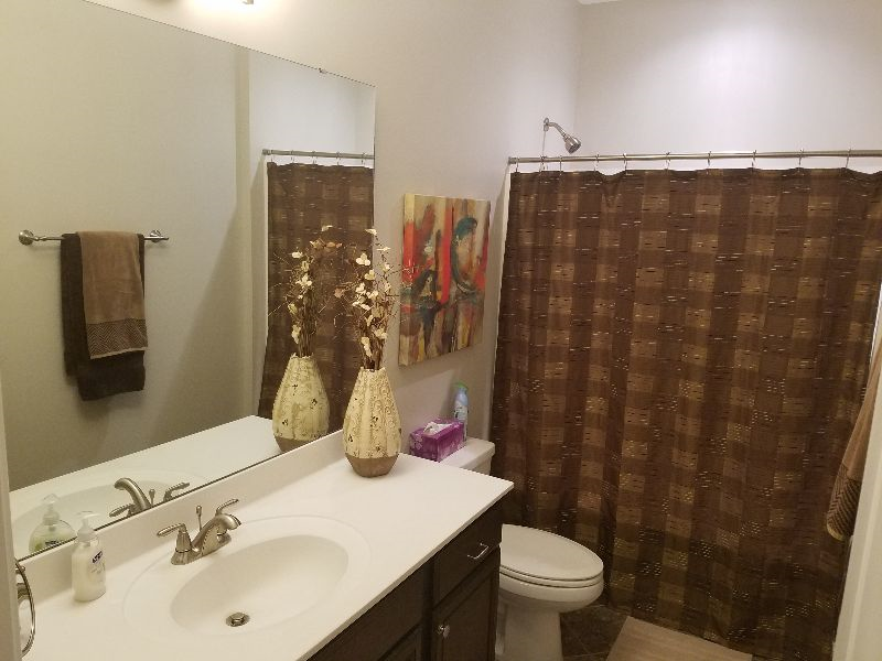 Comfortable Queen Room - Shared Bathroom - Photo 8