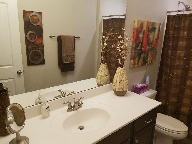 Comfortable Queen Room - Shared Bathroom - Photo 9
