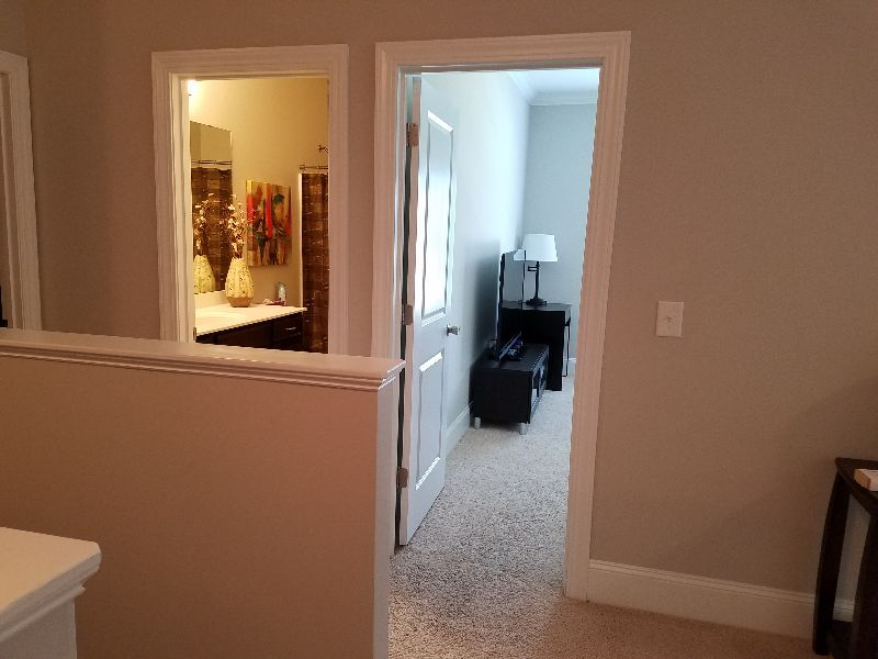 Comfortable Queen Room - Shared Bathroom - Photo 7