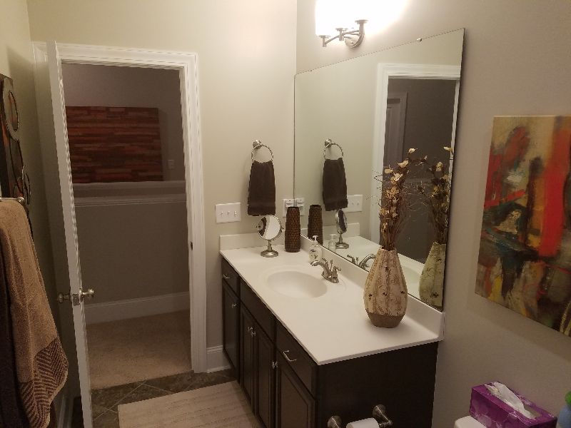 Comfortable Queen Room - Shared Bathroom - Photo 10