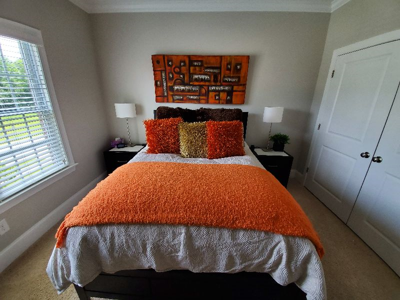 Comfortable Queen Room - Shared Bathroom