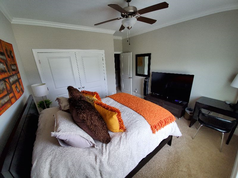 Comfortable Queen Room - Shared Bathroom - Photo 4