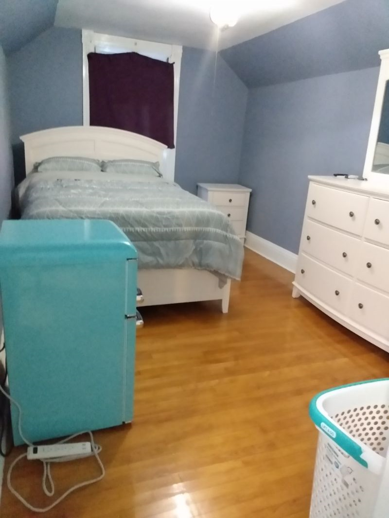 Cozy Room in Utica - Photo 3