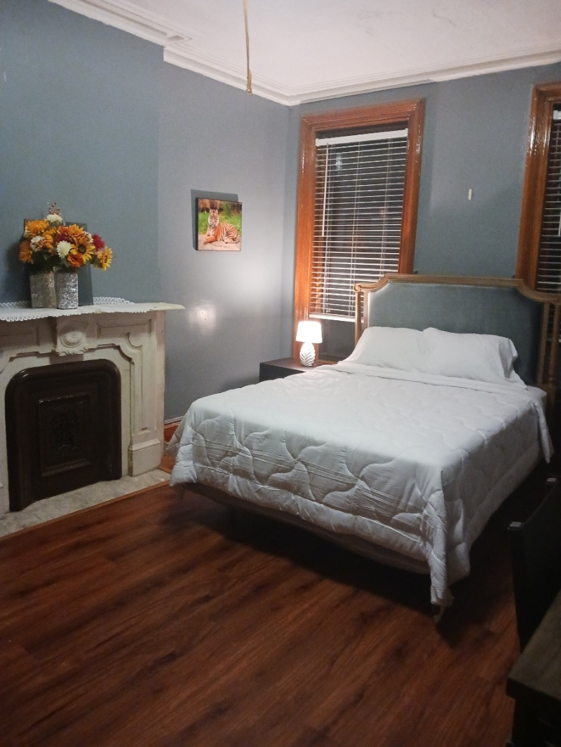Beautiful bedroom and lounge area with shared... - Photo 2