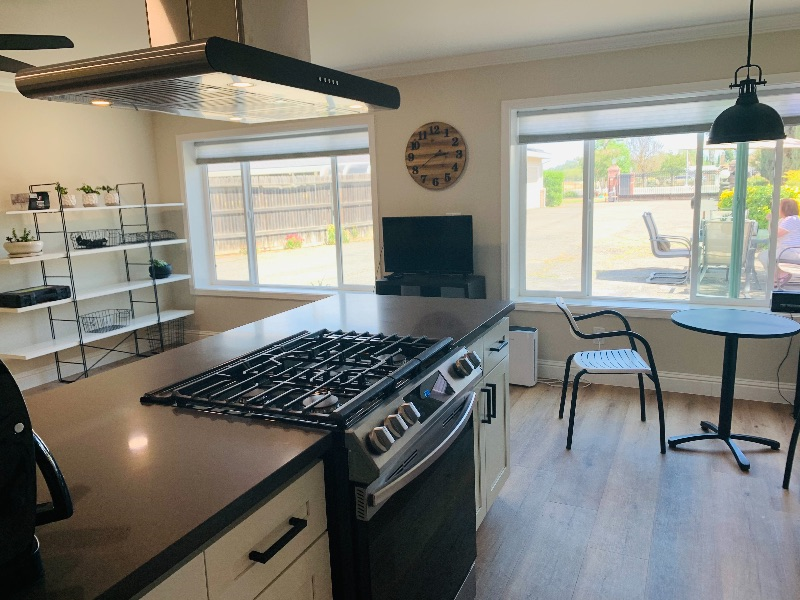 Beautiful newly Remodeled Country Cottage close to Downtown - Photo 5