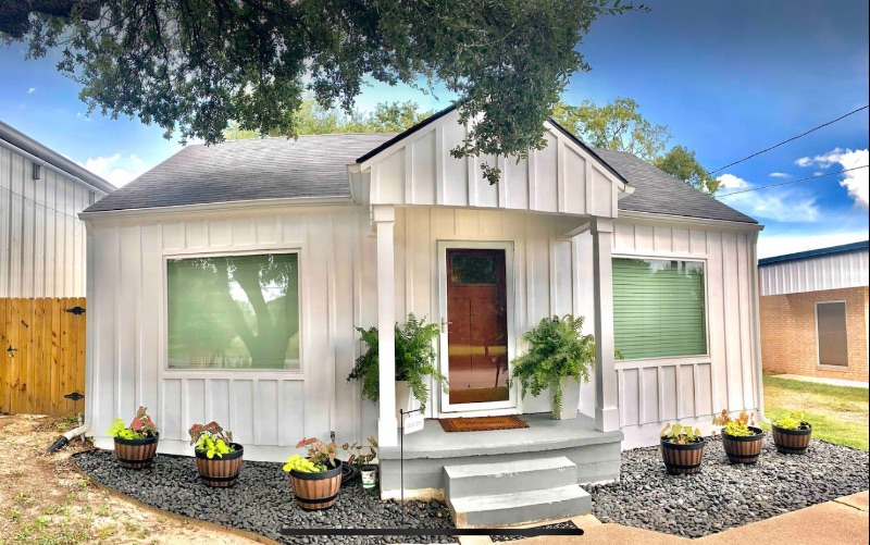 2/1 updated Farmhouse near Midtown Park - Photo 1