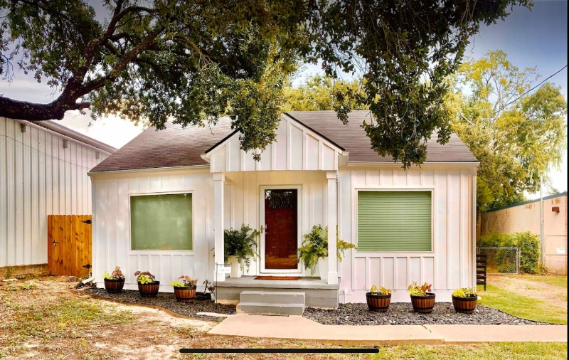 2/1 updated Farmhouse near Midtown Park - Photo 3