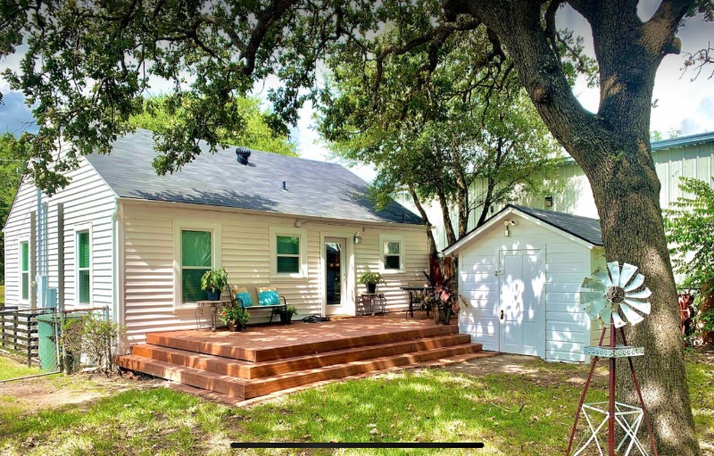 2/1 updated Farmhouse near Midtown Park - Photo 2