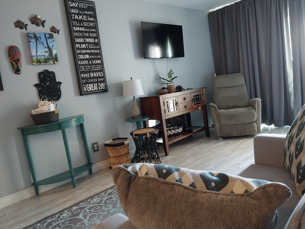 Top floor private studio with bay view &parking - Photo 6