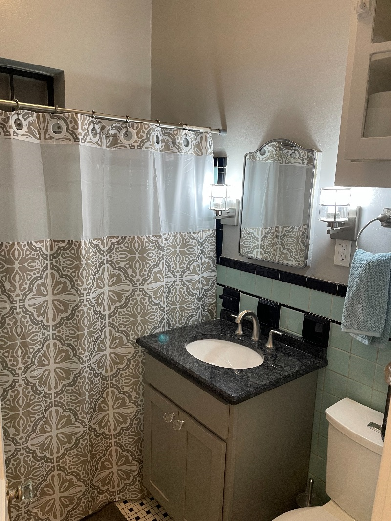 1 bed 1 bath all inclusive East End apt - Photo 7