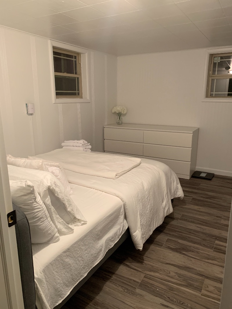 Fully furnished basement, just 5mins from hospital - Photo 1