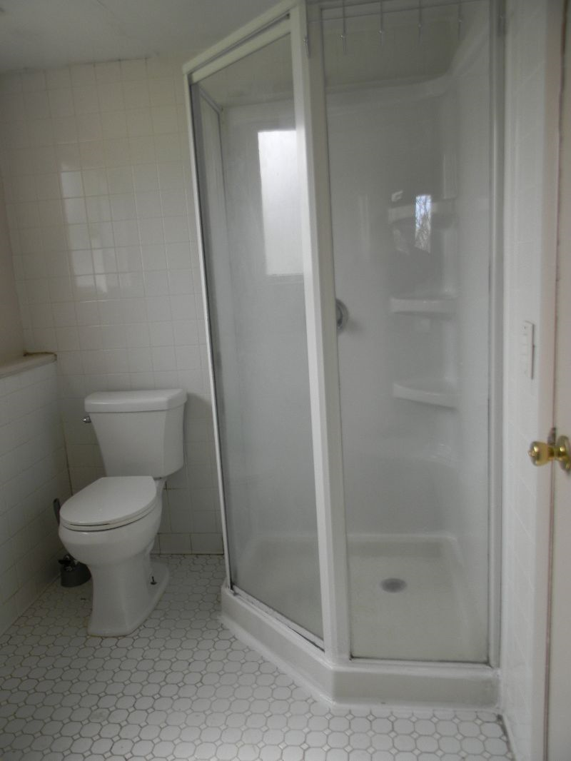 Split-level ranch with 2 separate Units each with BR, den w/TV and full bath. - Photo 5