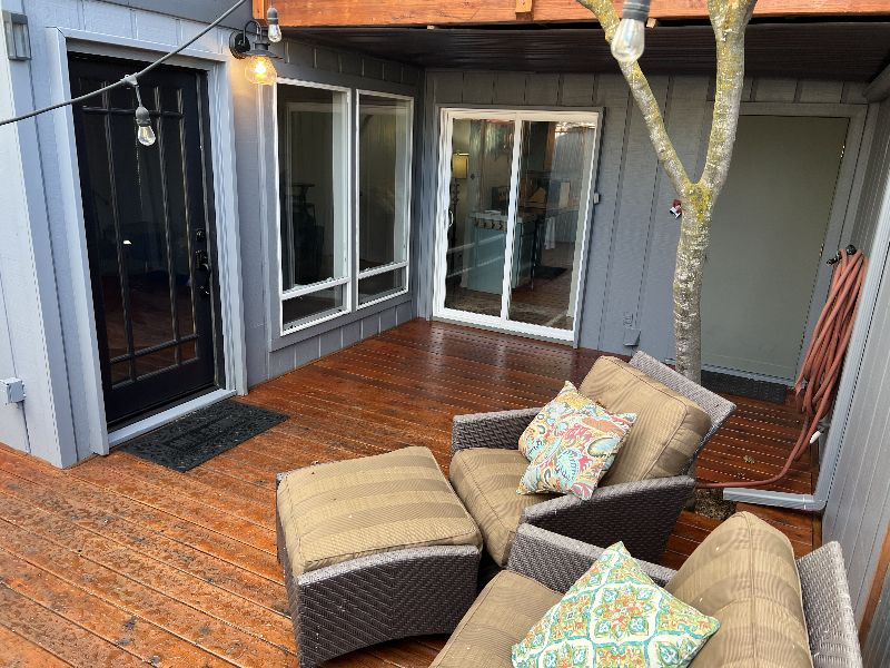 Cute Furnished two bedroom with private courtyard in SE Bend (dog friendly) - Photo 3