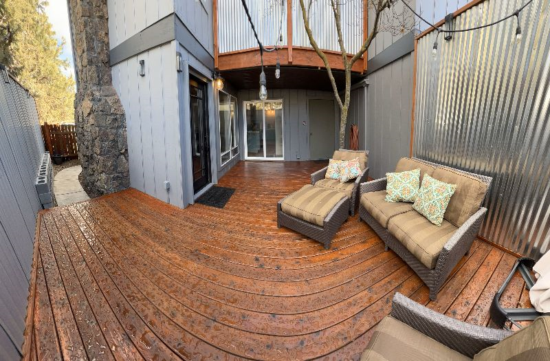 Cute Furnished two bedroom with private courtyard in SE Bend (dog friendly) - Photo 2