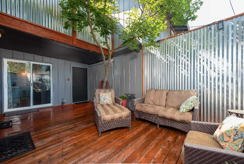 Cute Furnished two bedroom with private courtyard in SE Bend (dog friendly) - Photo 4