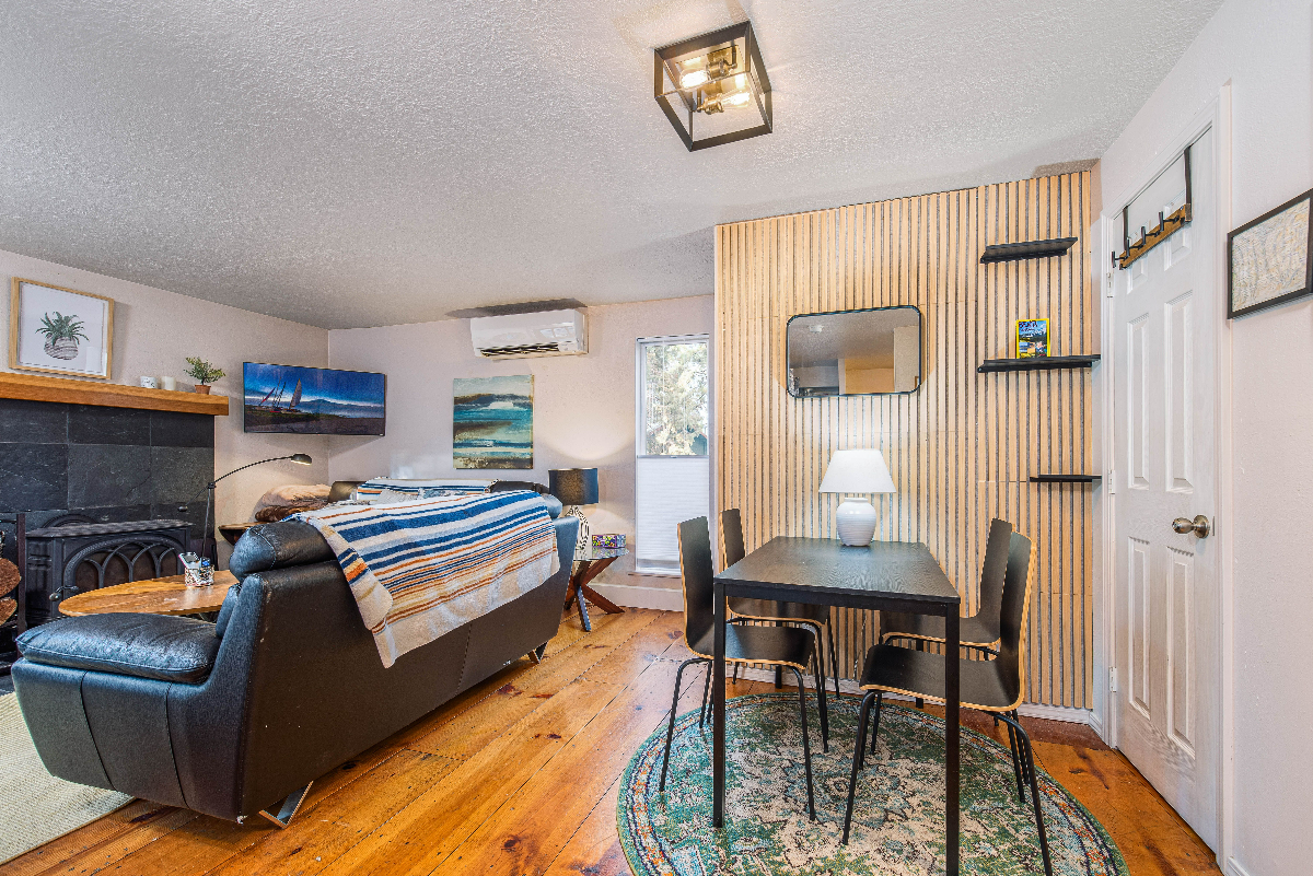 Cute Furnished two bedroom with private courtyard in SE Bend (dog friendly) - Photo 6