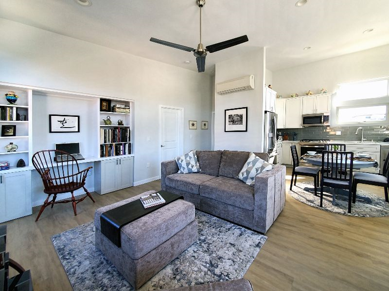 Upscale modern guest house - a block to Sail Bay and the beach. - Photo 3