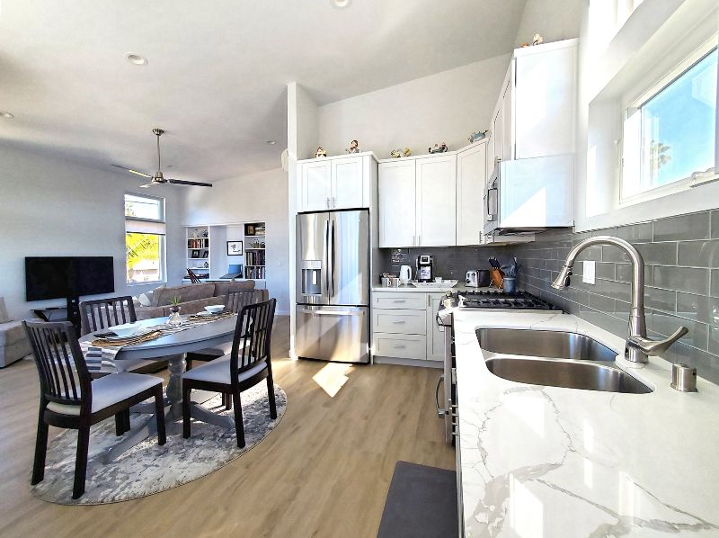 Upscale modern guest house - a block to Sail Bay and the beach. - Photo 6