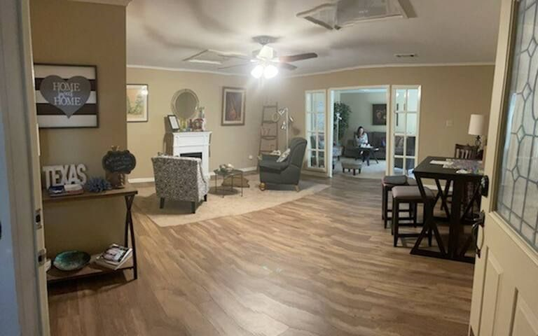 Comfy and Spacious Suite in Townhome - Photo 7