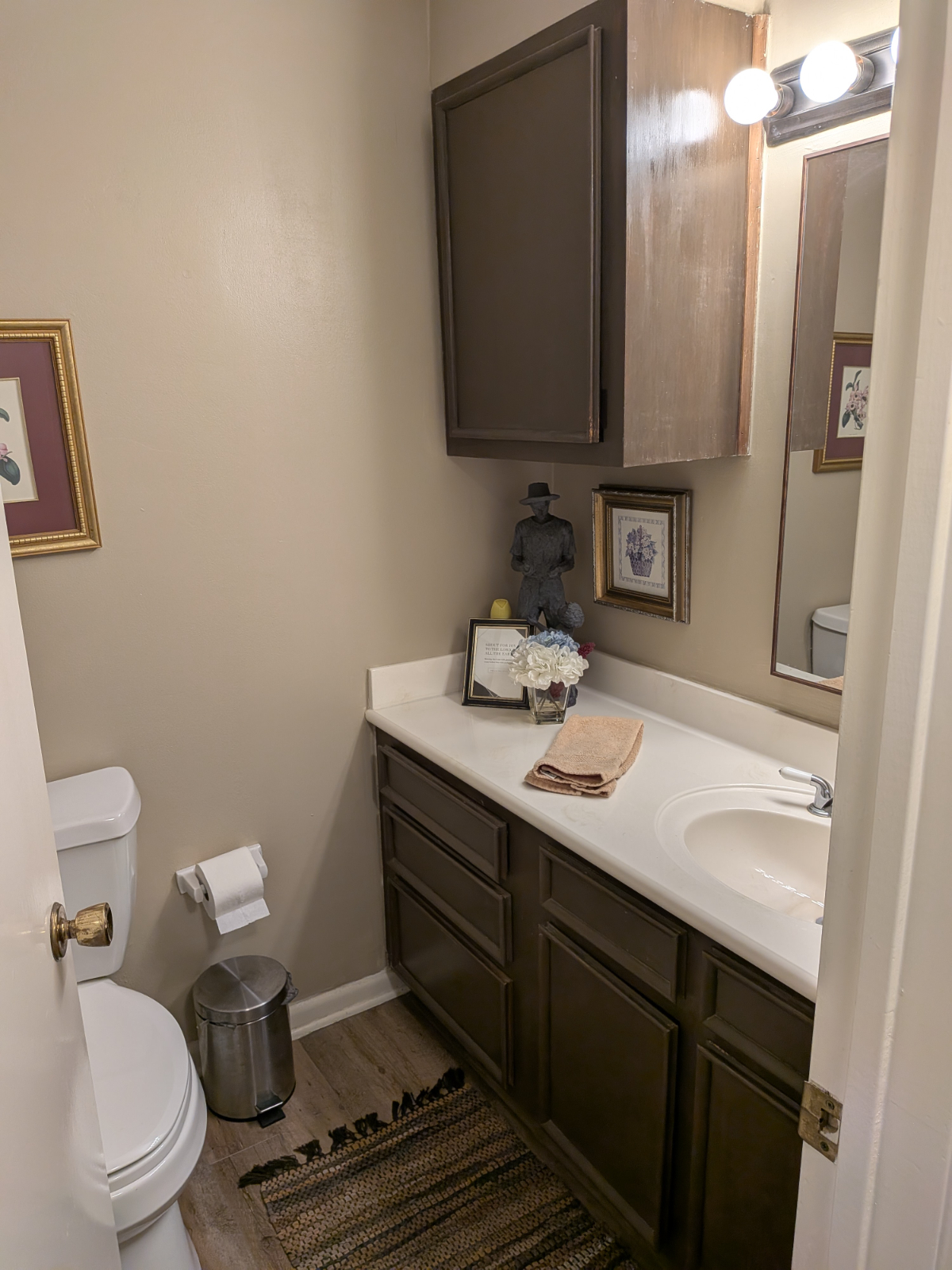 Comfy and Spacious Suite in Townhome - Photo 8