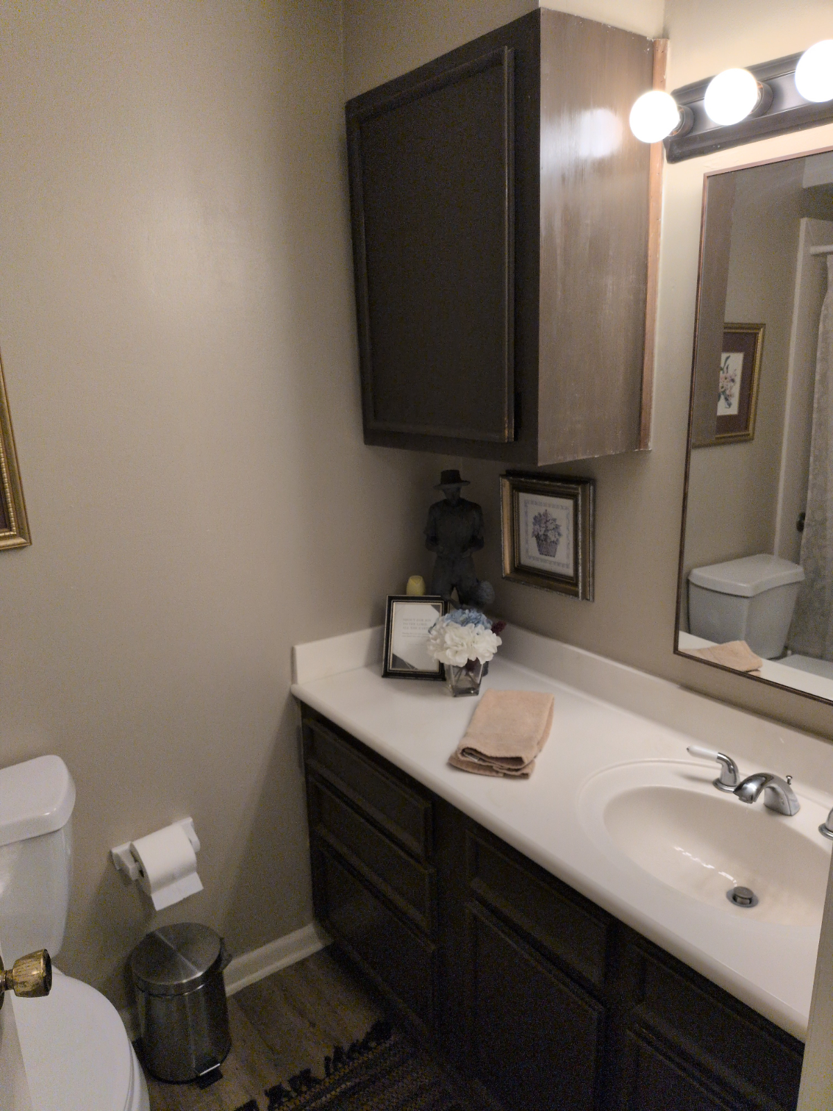 Comfy and Spacious Suite in Townhome - Photo 9