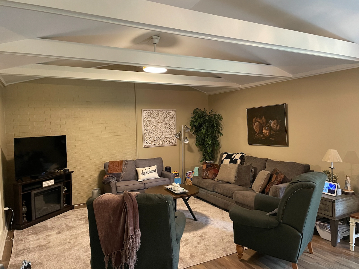 Comfy and Spacious Suite in Townhome - Photo 10