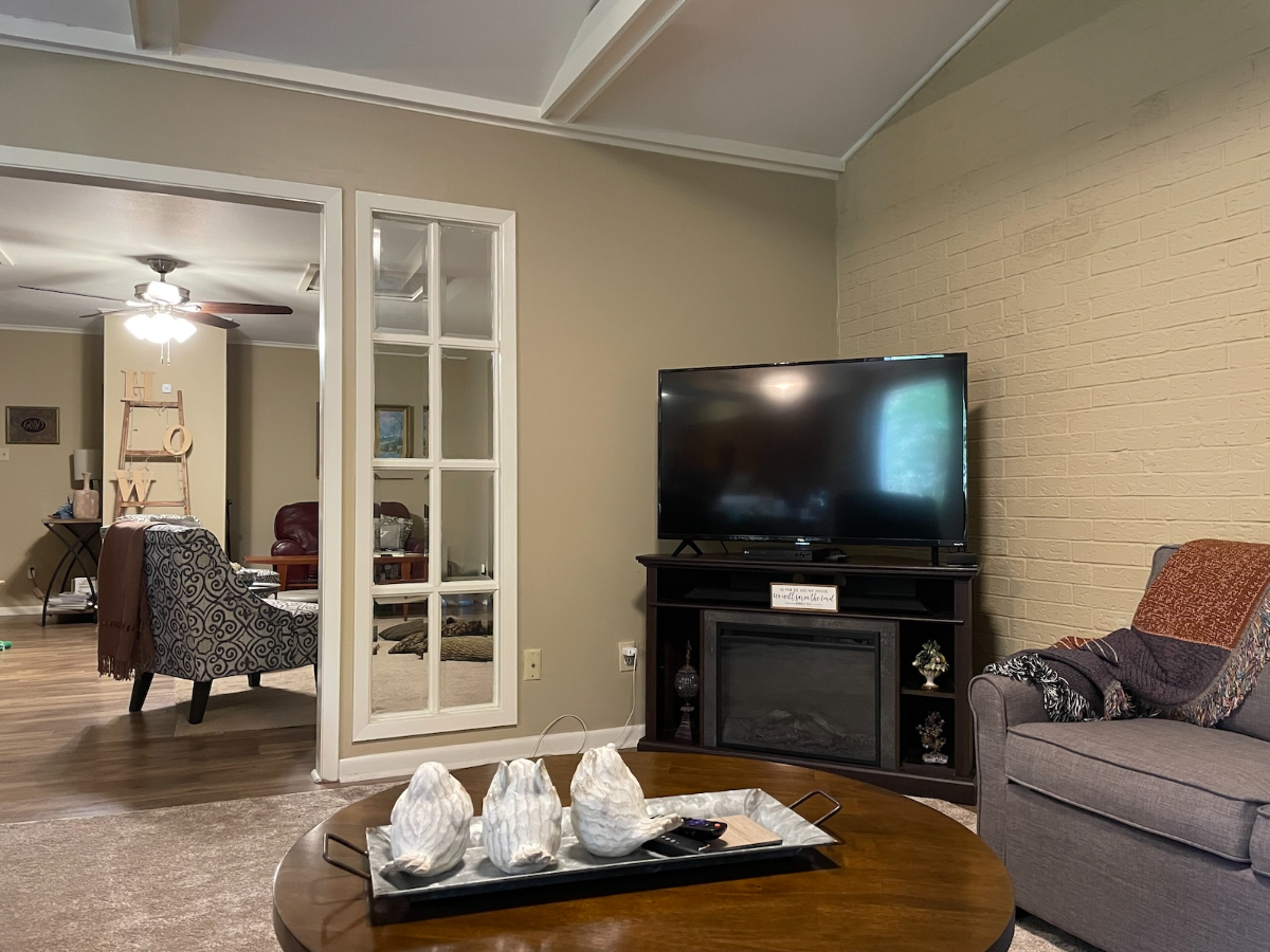 Comfy and Spacious Suite in Townhome - Photo 11