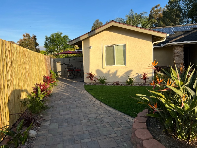1Bedroom/Full Bath/full Kitchen/Private Dr/Fully Furnished - Photo 3