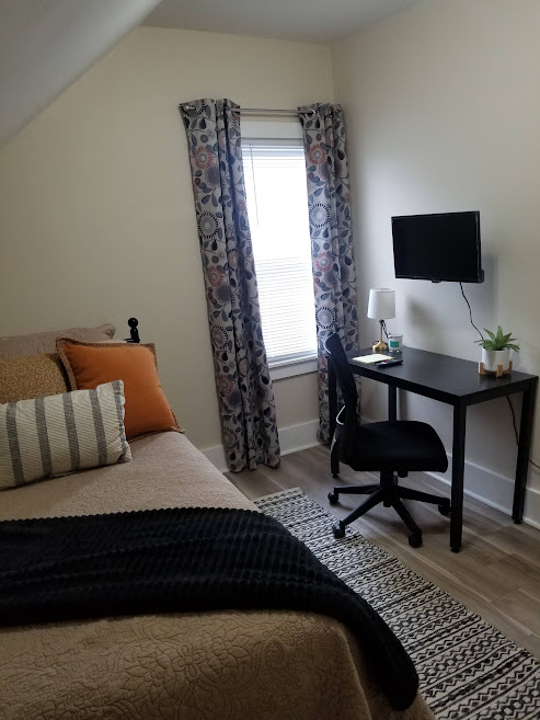 Charming compact bedroom C