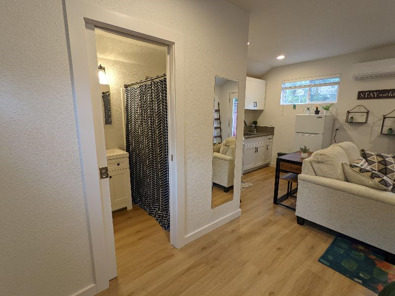 Cozy Med Center Cottage - Photo 3
