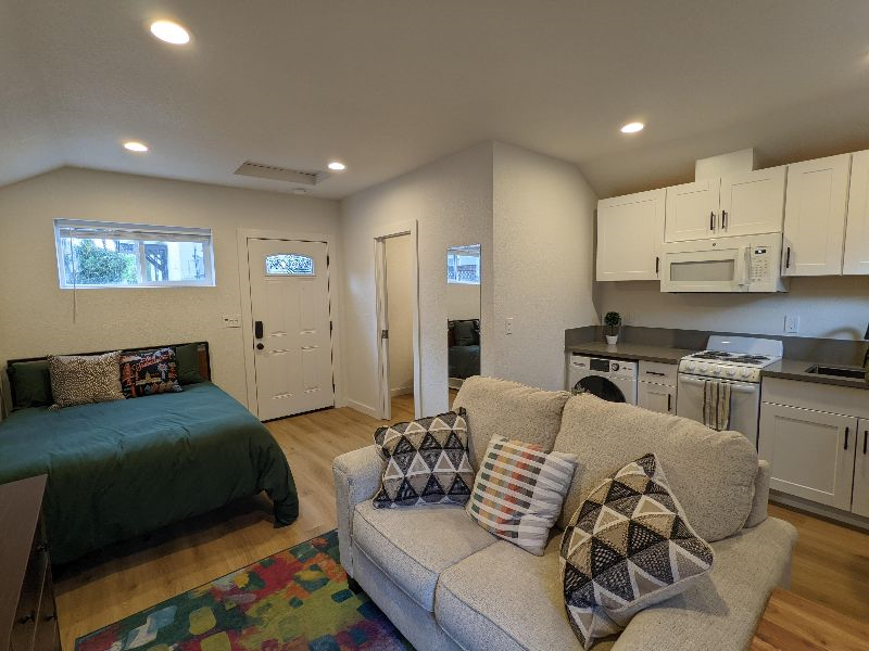 Cozy Med Center Cottage - Photo 5