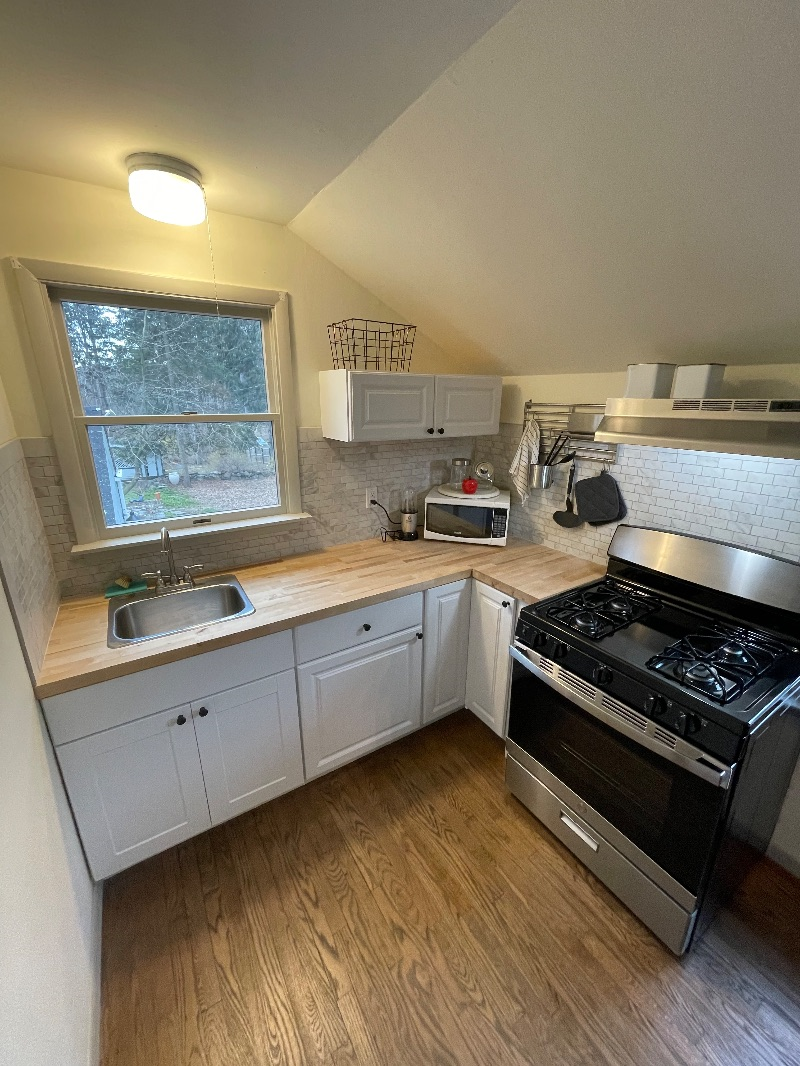 Lovely Apartment in quiet Neighborhood - Photo 9