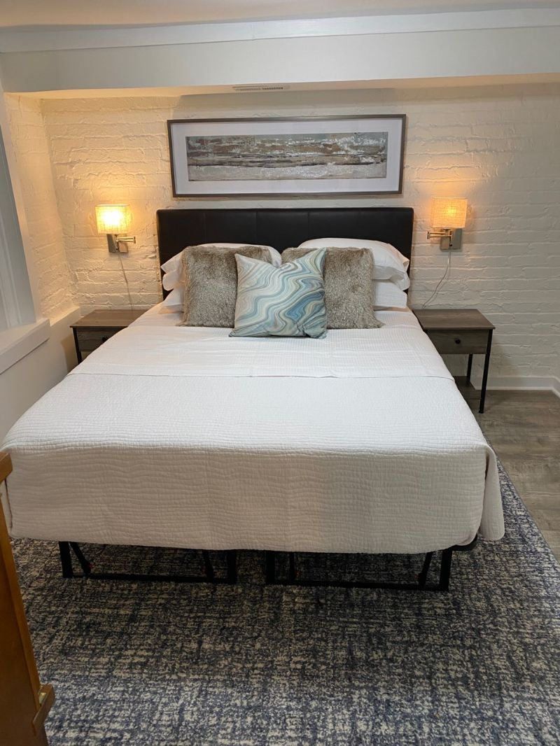 Beautiful Spacious One Bedroom Furnished Apartment - Photo 3
