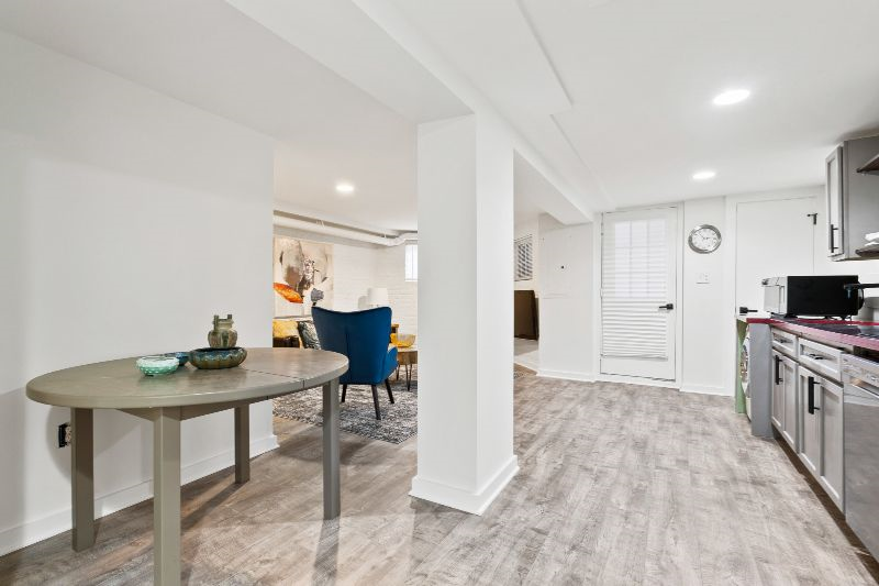 Beautiful Spacious One Bedroom Furnished Apartment - Photo 5